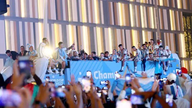 Đội tuyển Argentina diễu hành mừng chức vô địch trên xe bus 2 tầng tại Qatar