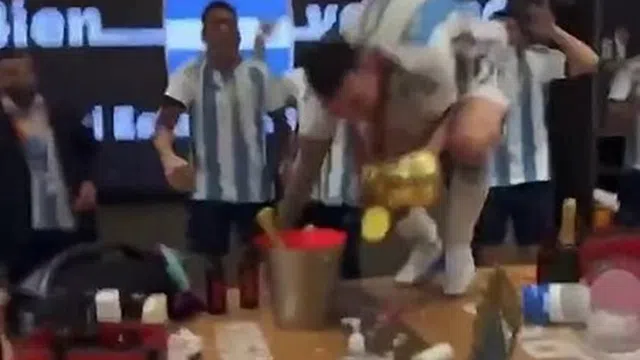 Các cầu thủ Argentina hò hét vang trời trong phòng thay đồ sau chiến thắng