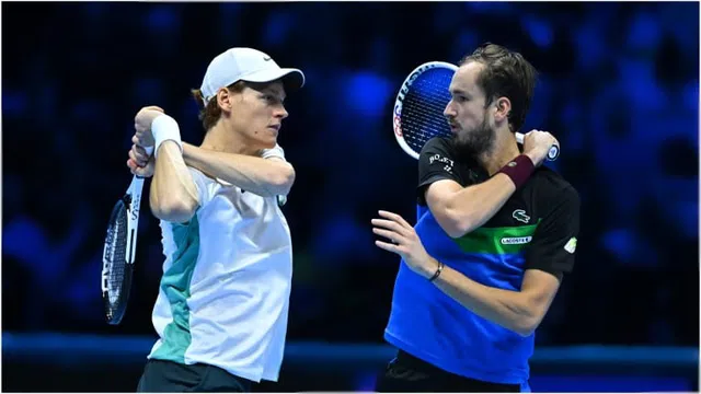 Sinner đánh bại Fritz, Medvedev trở lại cuộc đua tại ATP Finals