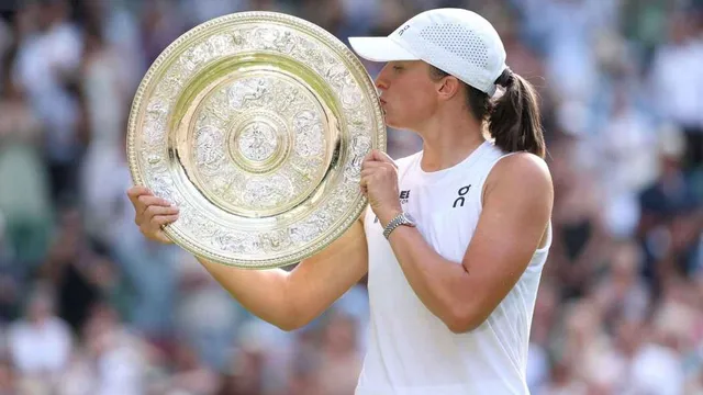 Swiatek đăng quang Wimbledon 2025 với "cú đúp bánh mỳ kẹp”