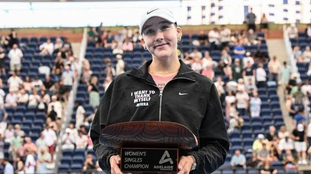 Andreeva thắng áp đảo Mboko trong “đại chiến tuổi teen”